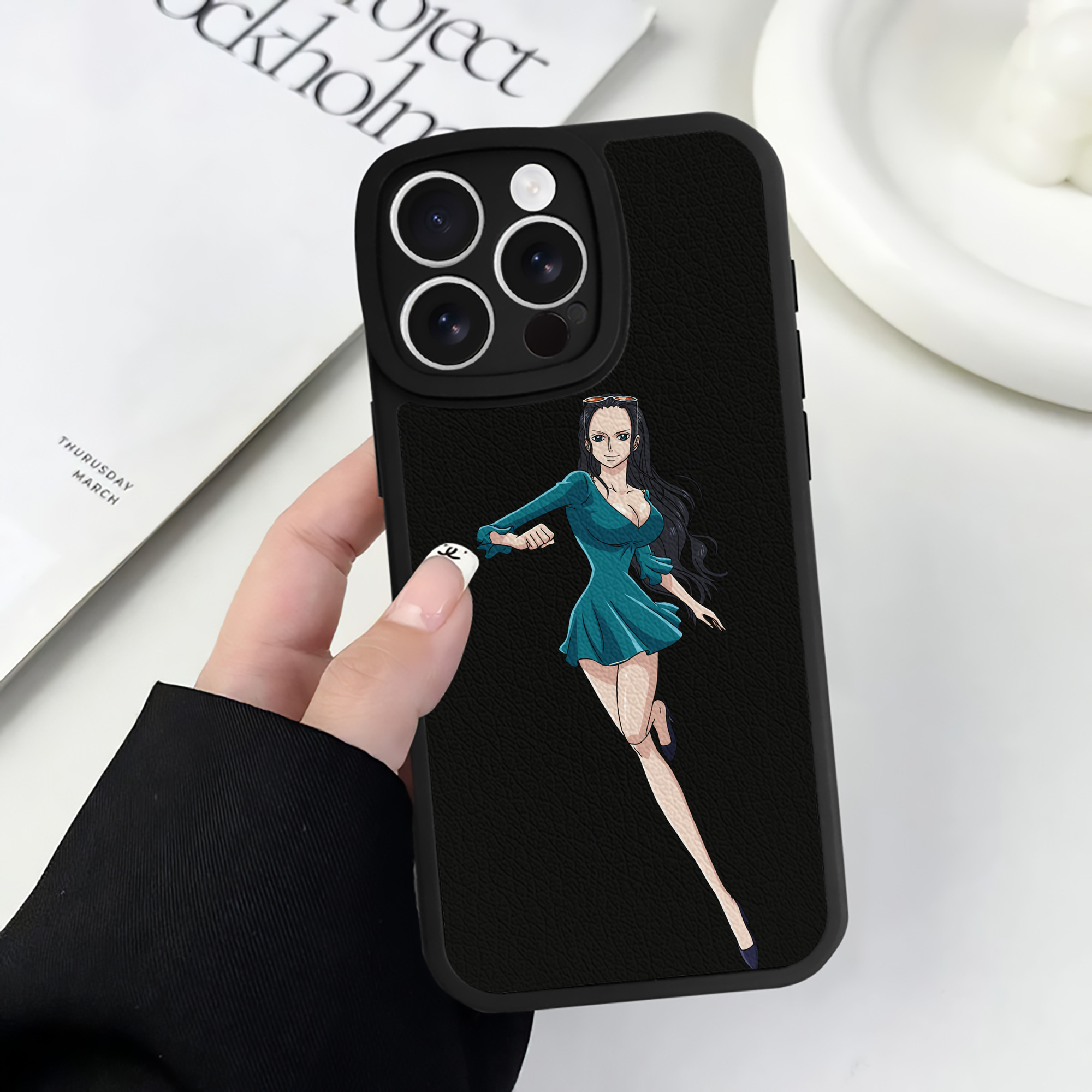 （画像用） ワンピース ニコ・ロビン ONE PIECE Nico Robin 【iPhone 16シリーズ対応】シリコンスマホケース（レザー調） 材質：シリコン
